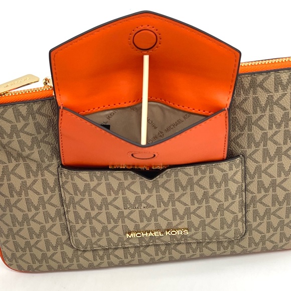 MICHAEL KORS JET SET ITEM LG 2 in
1 CARD CASE & WRISTLET - Picture 5 of 11